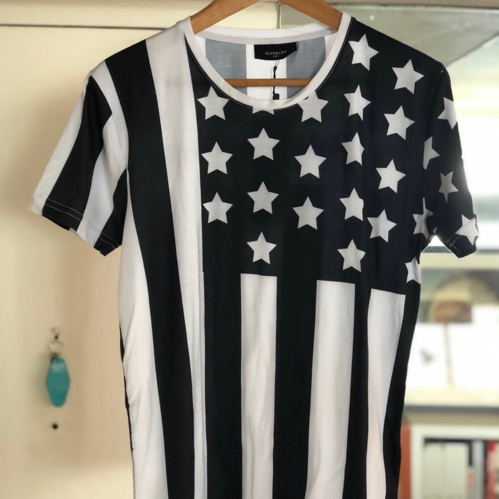 Givenchy Black Star T-Shirt NWT (Size Large)